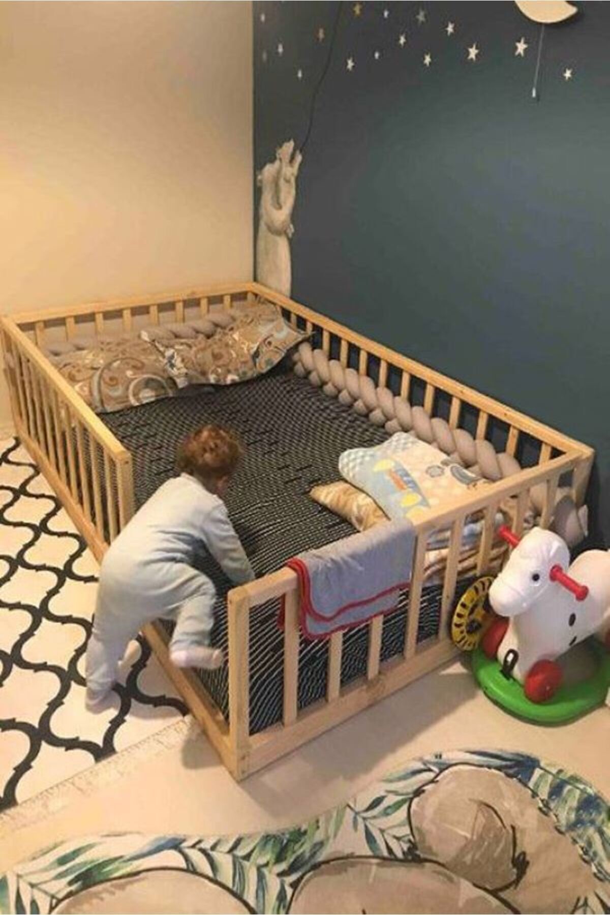 Lit pour enfant au sol.