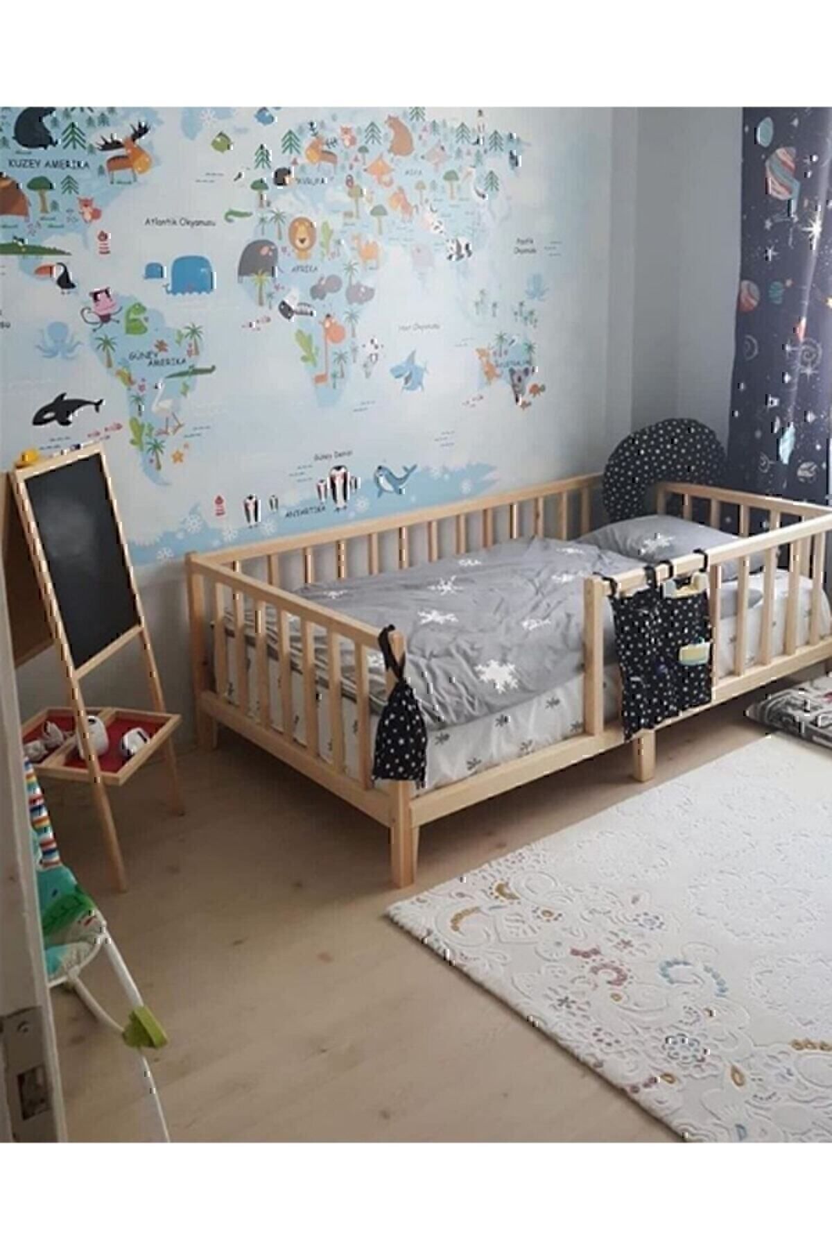 * Lit d'enfant en bois naturel