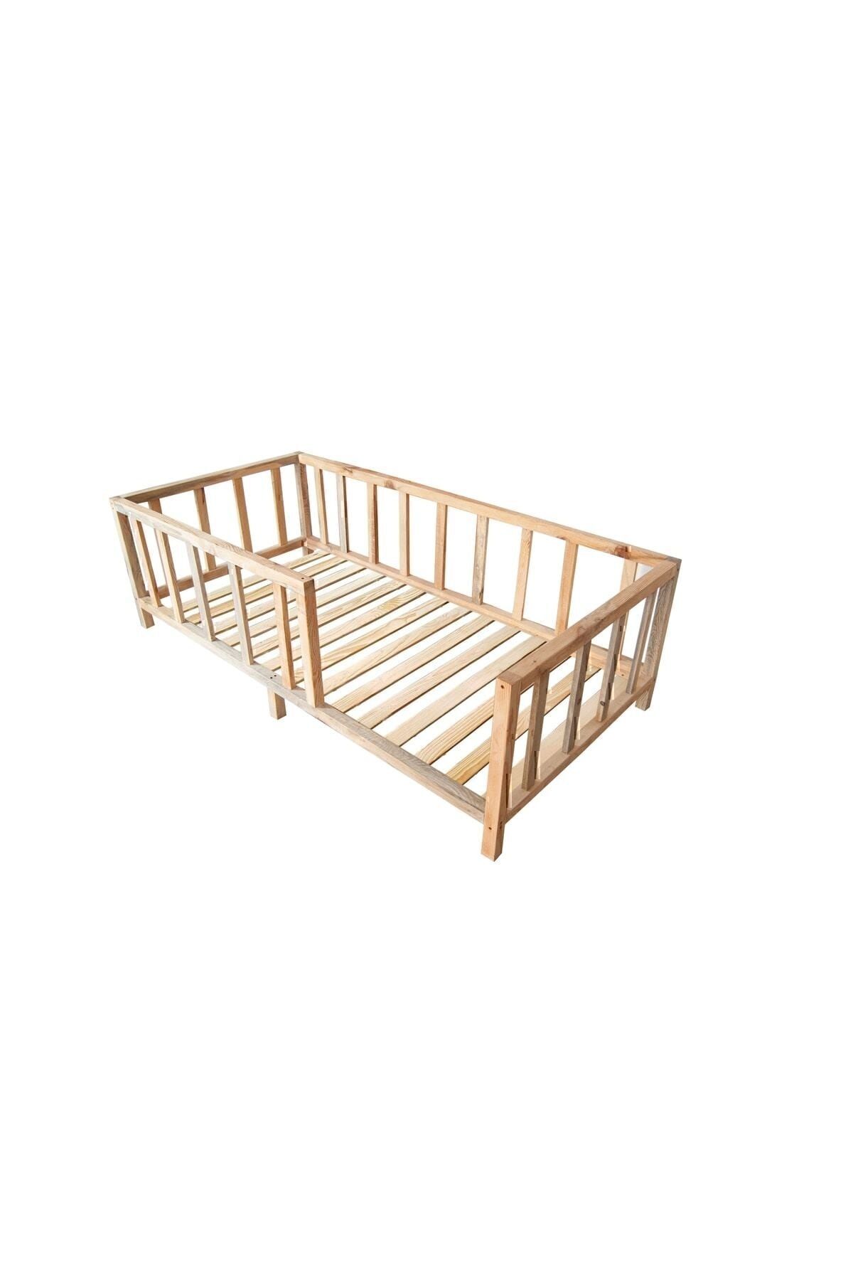* Lit d'enfant en bois naturel